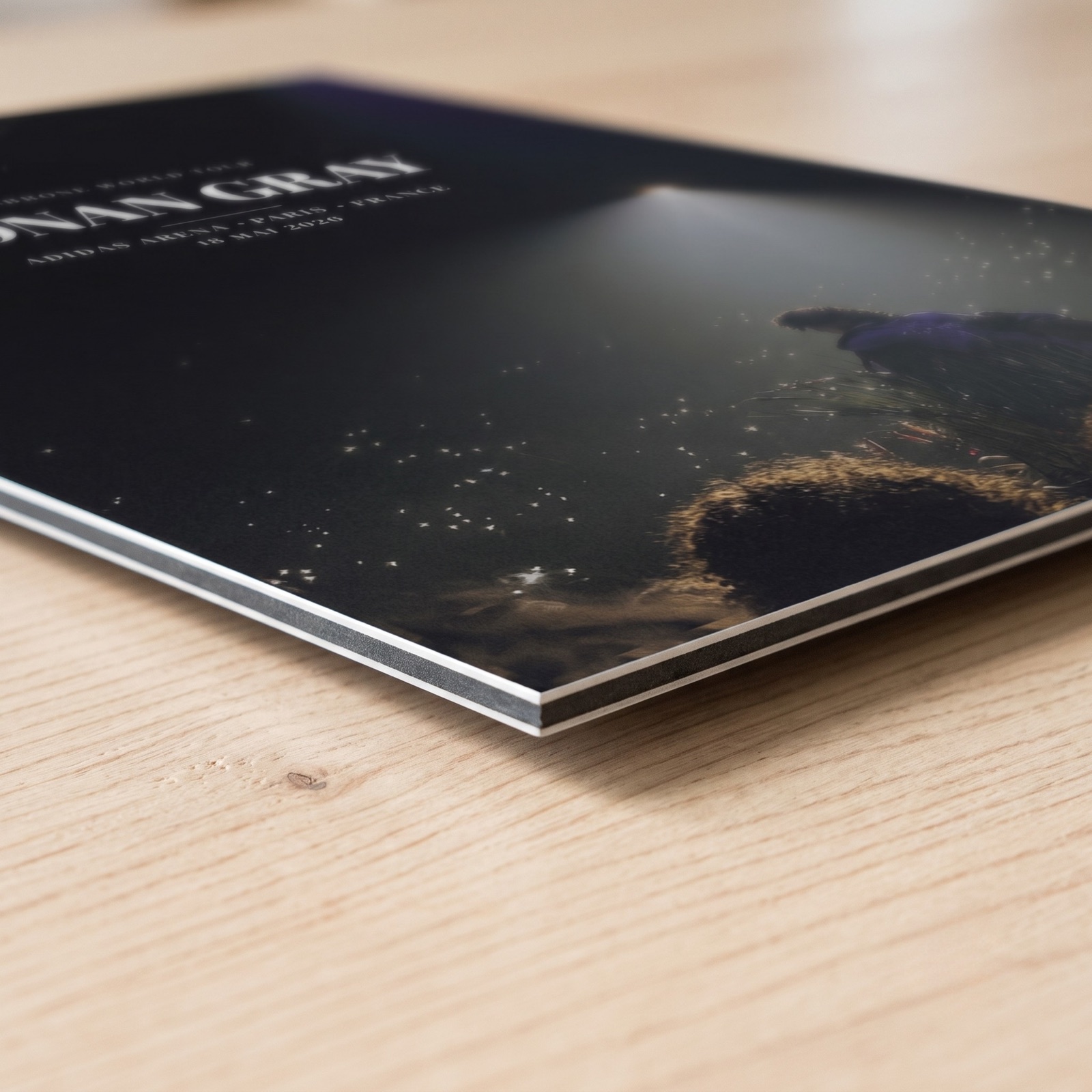 Gros plan sur la tranche d’un panneau aluminium composite imprimé avec une photo de concert